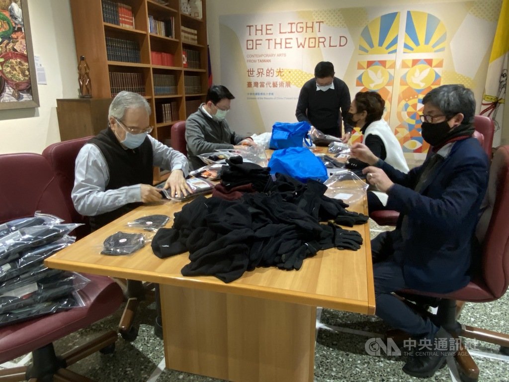 為響應教宗關懷弱勢呼籲,駐教廷大使館總動員製作防疫暖冬包,在辦公室分裝手套、保暖帽等物資。(駐教廷大使館提供)中央社記者黃雅詩羅馬傳真 110年1月26日