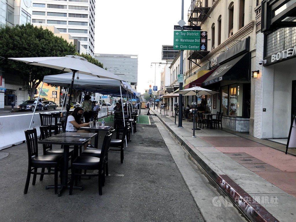 疫情下美國餐飲業者飽受衝擊,圖為業者在人行道外的車道擺設桌椅,供客人戶外用餐。照片攝於2020年10月,禁止戶外用餐前。中央社記者林宏翰洛杉磯攝 110年1月26日