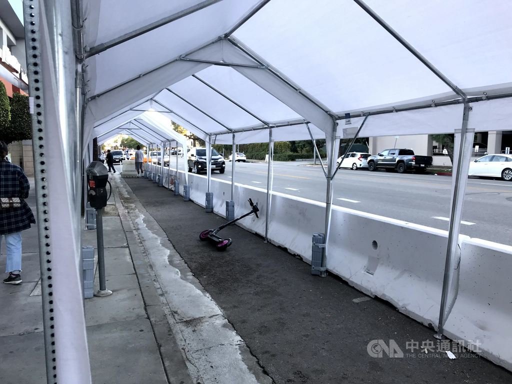 隨著入冬之後疫情惡化,洛杉磯地區禁止餐廳戶外用餐區,業者搭設的棚子閒置。中央社記者林宏翰洛杉磯攝 110年1月26日