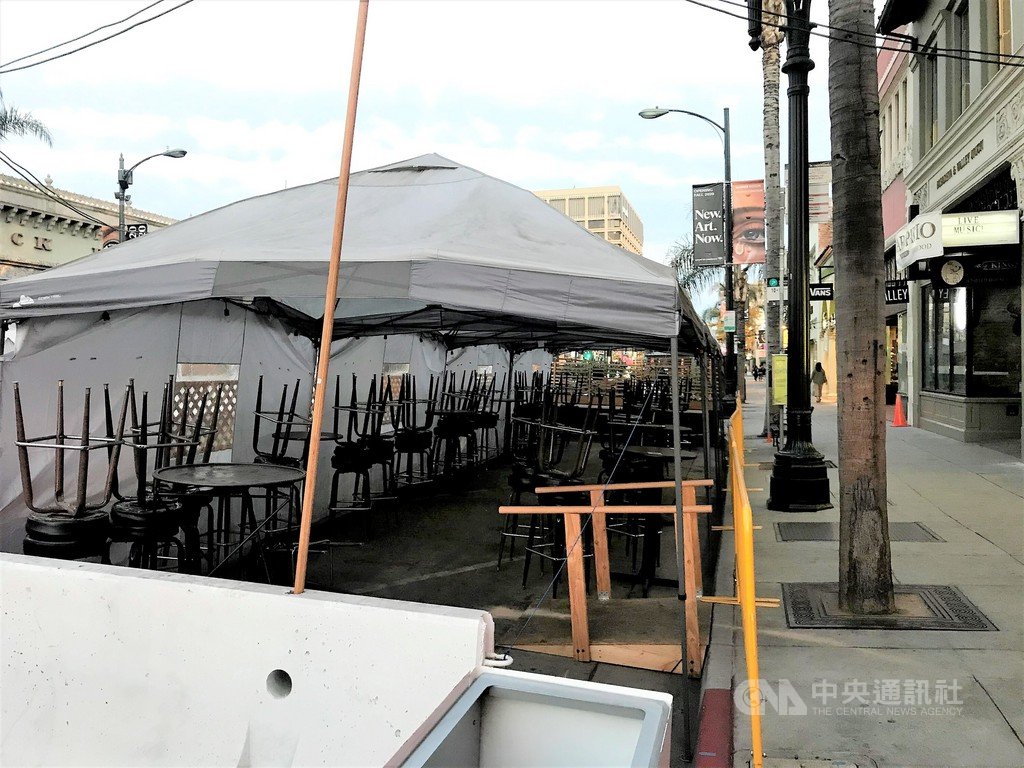 隨著去年感恩節、耶誕假期之後疫情惡化,洛杉磯地區餐廳設置的戶外用餐區閒置。中央社記者林宏翰洛杉磯攝 110年1月26日