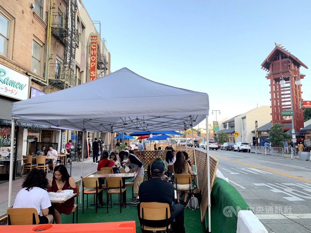 疫情之下,餐飲業者飽受衝擊,洛杉磯郡25日宣布,隨著州政府鬆綁居家令,本週起將重新開放餐廳的戶外用餐區。圖為2020年10月洛杉磯尚未禁止戶外用餐區前拍攝。中央社記者林宏翰洛杉磯攝 110年1月26日