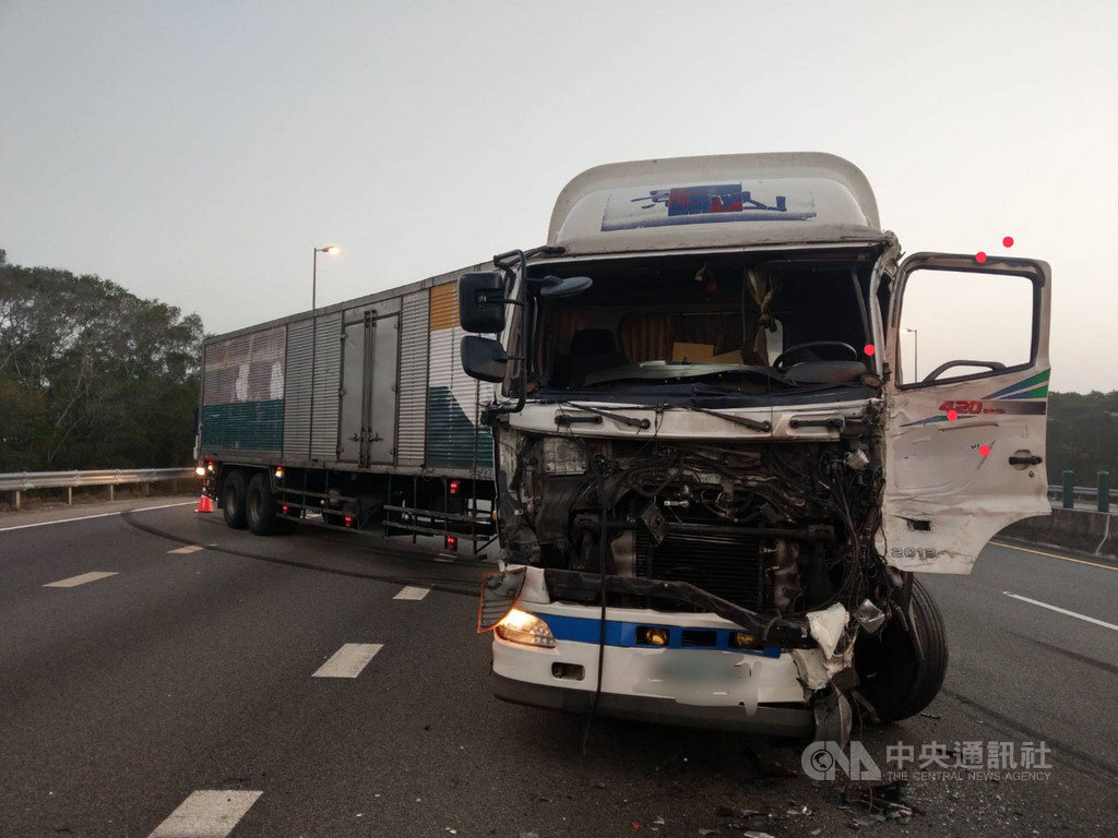 國道3號南下172.8公里處26日上午發生聯結車、槽化車車禍事故,因車體擋住車道,南下交通受阻。(民眾提供)中央社記者趙麗妍傳真 110年1月26日