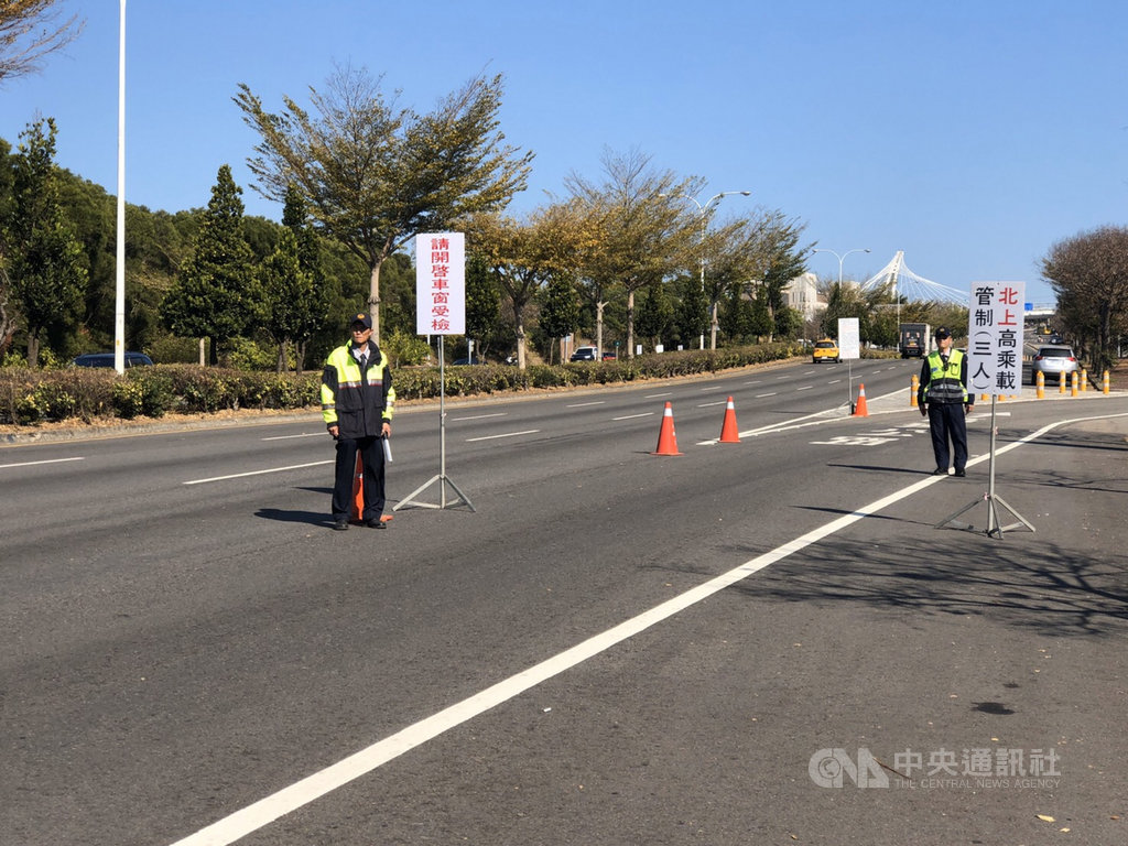 年關將屆,台中市警察局26日宣布,提前啟動春節連假交通疏導措施,並在連假前一日起,將採機動彈性調整路口號誌,加強指揮疏導。(警方提供)中央社記者郝雪卿傳真 110年1月26日