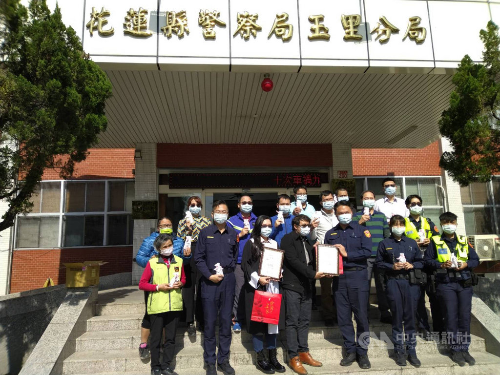 過去曾擔任員警、目前在高雄市律師事務所執業的黃馨瑩發起「關心台灣警察100計畫」,從她當年服務的花蓮縣警察局玉里分局為第一站開跑,贈與防疫關懷包180份給玉里分局的全體員警。(玉里警分局提供)中央社記者李先鳳傳真 110年1月26日