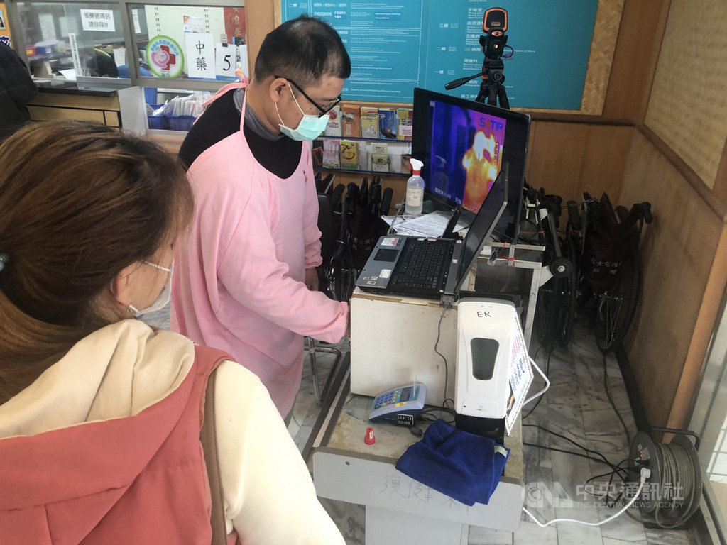 嘉義縣提高防疫措施,即日起民眾須刷健保卡,才能進入包含地區醫院以上層級的醫療院所。圖為衛福部朴子醫院民眾進入刷卡情形。(衛福部朴子醫院提供)中央社記者蔡智明傳真 110年1月26日