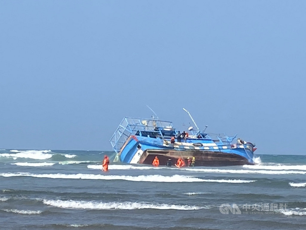 三芝淺水灣海域26日發生漁船擱淺意外,海巡人員獲報趕往救援,5名外籍漁工順利獲救。(翻攝照片)中央社記者王鴻國傳真 110年1月26日