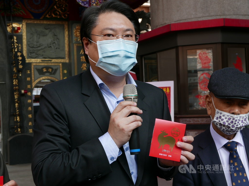 基隆市長林右昌(左)26日在慶安宮公布牛年春聯、紅包樣式,並在接受媒體聯訪時指出,基隆市因衛生福利部桃園醫院擴大回溯的居家隔離人數有6人。中央社記者王朝鈺攝 110年1月26日