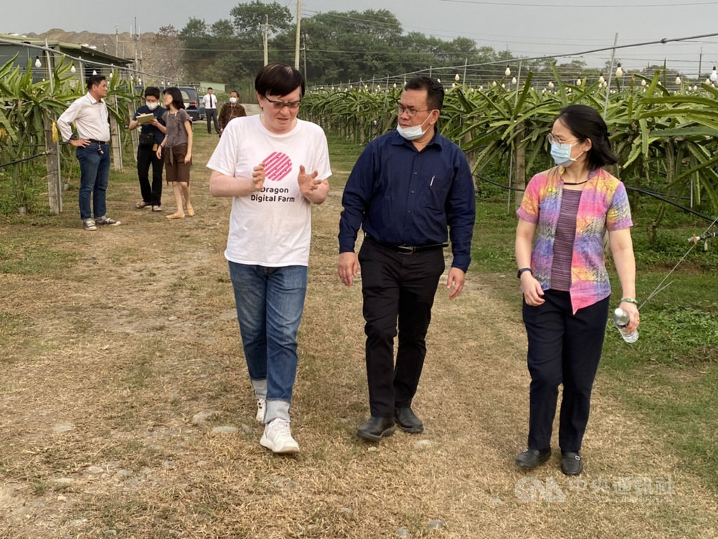 台灣與印尼日前簽署智慧農業科技合作備忘錄,圖為駐台北印尼經濟貿易代表處代表章溥帝(Budi Santoso)(前中)到位於屏東的大龍王火龍果智慧農場參訪。(郭俊男提供)中央社記者郭芷瑄傳真 110年1月26日