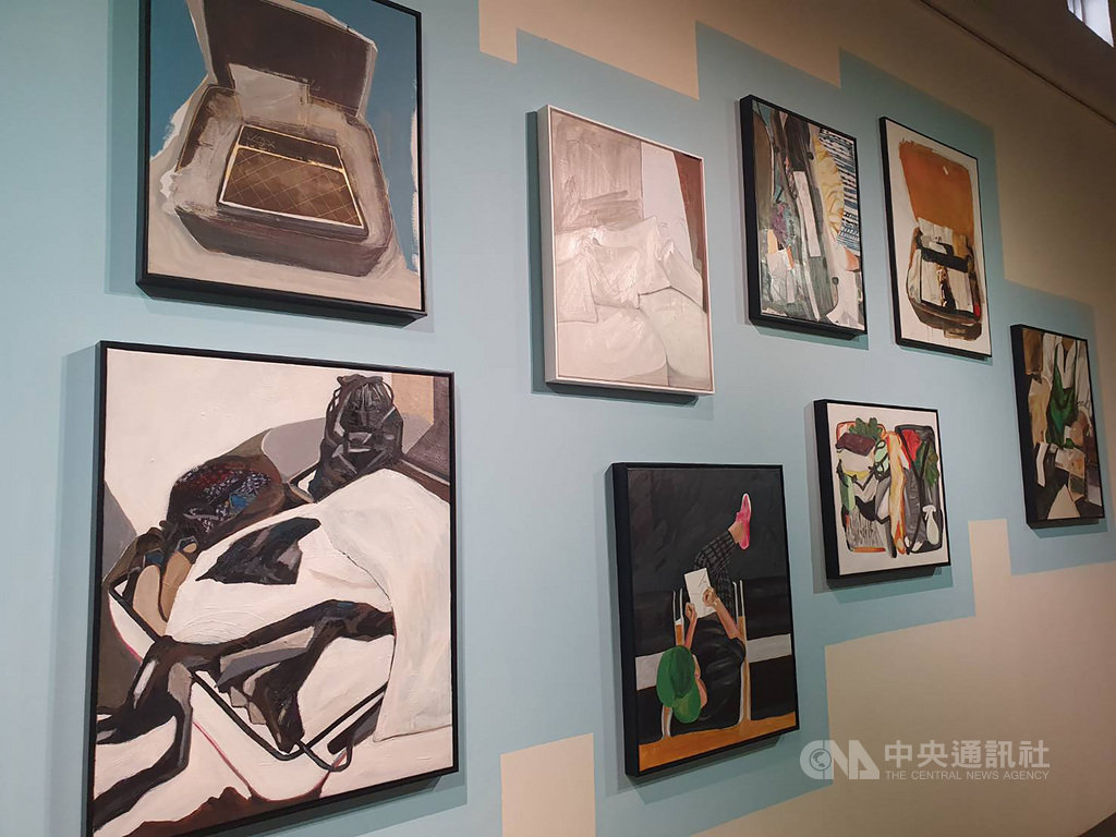 淡出螢光幕前的郭彥甫投入從小熱愛的繪畫創作,近期並在屏東美術館推出個展,展示多幅以「行李箱」為主題的作品,他希望觀畫者看了作品後,能想起某個朋友,「藝術是包容和原諒」,希望參觀者能看到他最深的表達。中央社記者郭芷瑄攝 110年1月26日