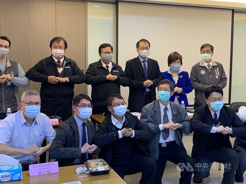 桃園市長鄭文燦(後右4)26日宣布針對醫護人員推出補償辦法,凡是因為醫療照顧而確診發給慰問補償金新台幣10萬元,居家隔離則為3萬元。圖為鄭文燦出席桃園市醫師公會第1次嚴重特殊性傳染性肺炎應變會議。中央社記者葉臻攝 110年1月26日