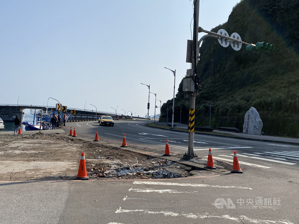 從基隆潮境公園出平浪橋後,從北寧路往基隆市區方向因路幅縮減,假日若車潮湧現,經常可見人車爭道,民進黨籍立委蔡適應服務處與議員張顥瀚26日邀集相關單位會勘後達共識,預計投入新台幣2000萬拓寬,目標在9月底前完工。(蔡適應服務處提供)中央社記者王朝鈺傳真 110年1月26日