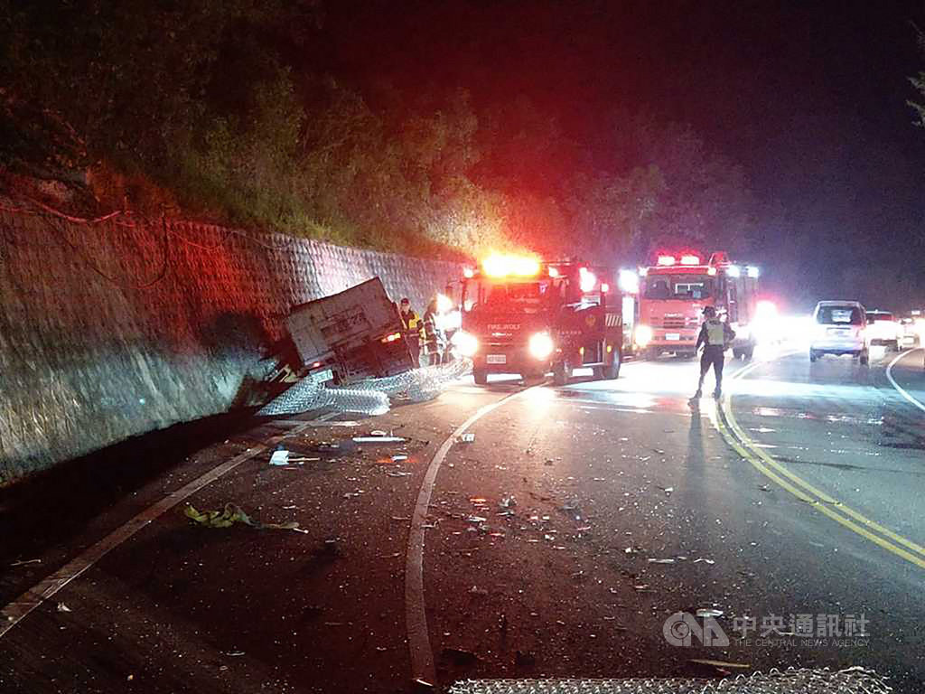台東縣消防局表示,26日晚間6時42分接獲民眾報案,指東河鄉加母子灣附近有2輛小貨車翻車,多人受傷,隨即派遣大批人車到場救援。(台東縣消防局提供)中央社記者李先鳳傳真 110年1月26日