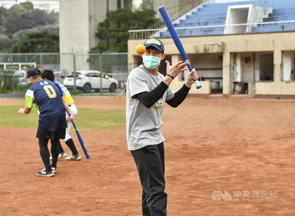 具旅日資歷棒球投手陳冠宇(中)今年預計投入中職選秀,是狀元人選大熱門,目前將先加盟業餘安永鮮物成棒隊,3月春季聯賽以先發定位調整。(寶勝國際提供)中央社記者謝靜雯傳真 110年1月26日