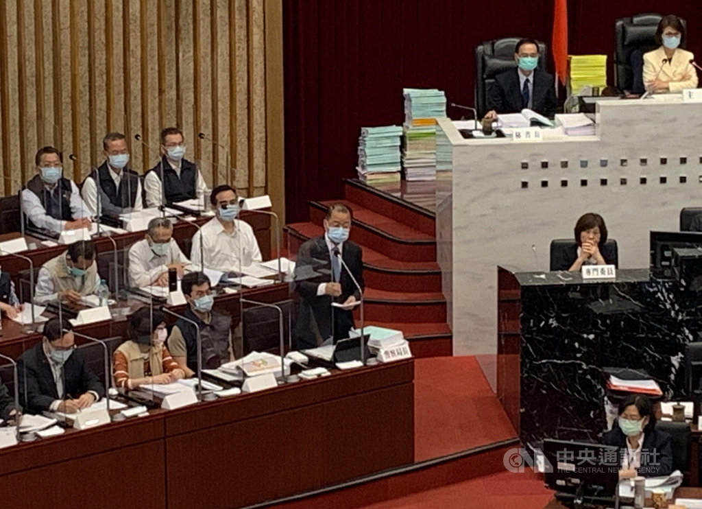 新任高雄市警察局長黃明昭(中立者)26日列席市議會總預算聯席會,被詢及對未來高雄治安及交通改善願景,黃明昭說,查緝毒品、遏止詐騙事件、打擊幫派、防制街頭暴力等皆是重點工作。中央社記者王淑芬攝 110年1月26日
