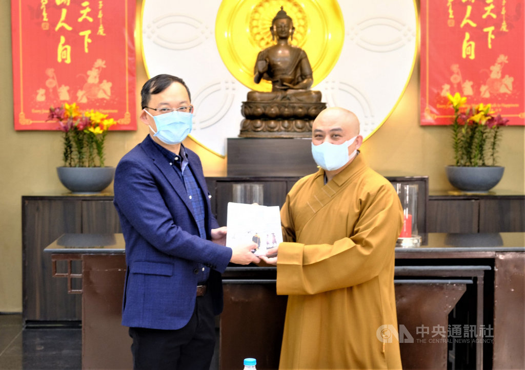 佛光山新德里文教中心主任慧顯法師(右)26日在華語文能力測驗結束後,贈書給駐印度代表處副代表陳牧民(左)。中央社記者康世人新德里攝 110年1月26日