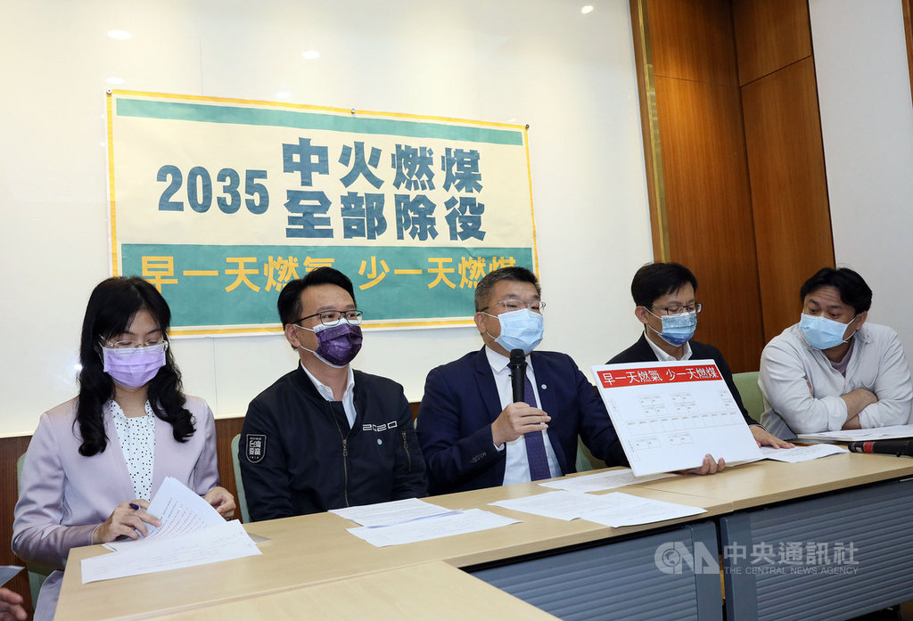 立法院副院長蔡其昌(中)與台中的民進黨立委等人26 日舉行記者會,蔡其昌會後受訪表示,台灣有太多風險要考慮,主張燃煤機組除役不拆除,保留機器是為因應緊急危機。中央社記者郭日曉攝 110年1月26日