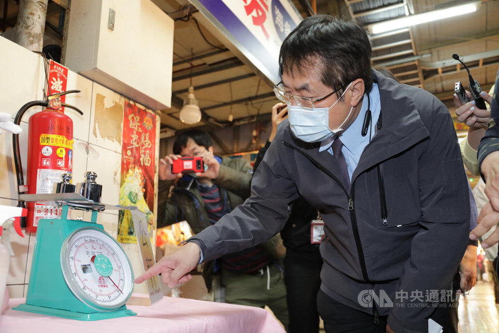 台南市長黃偉哲(前)26日前往水仙宮公有市場查訪商品售價,並檢查市府設置的公秤是否準確。(台南市政府提供)中央社記者楊思瑞台南傳真 110年1月26日