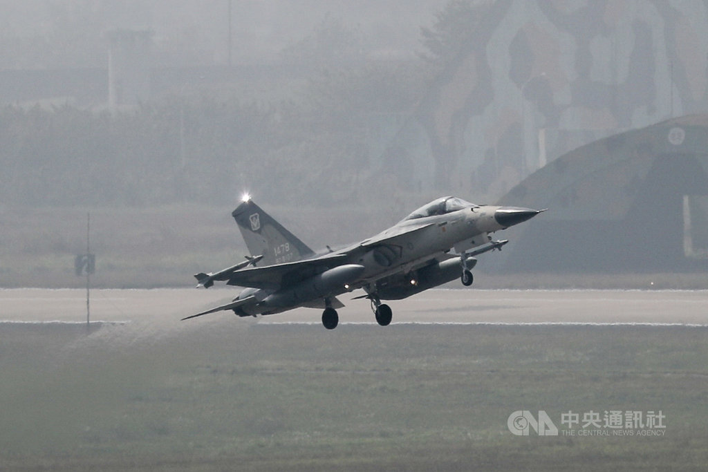 國軍春節期間加強戰備,空軍第一戰術戰鬥機聯隊26日在台南空軍基地實施戰備演練,IDF戰機模擬戰時緊急編隊起降,展現空軍捍衛領空的能力與決心。中央社記者王騰毅攝 110年1月26日