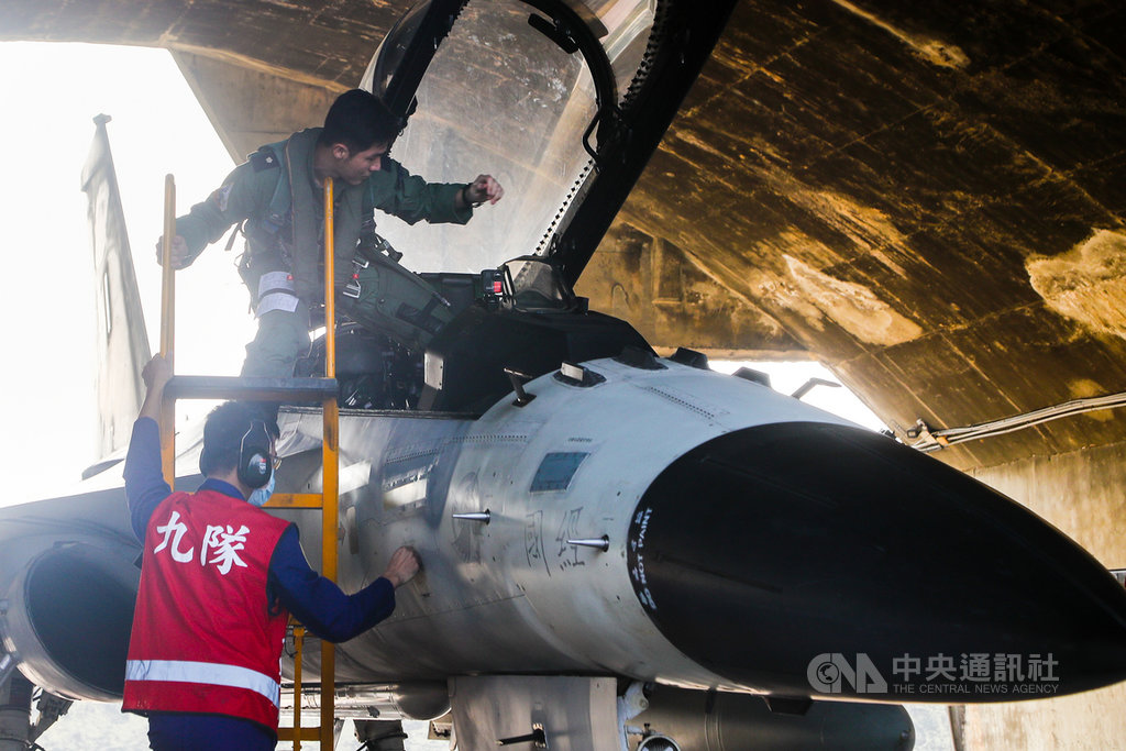 國軍春節期間加強戰備,空軍第一戰術戰鬥機聯隊26日在台南空軍基地進行戰備演練,警鈴響後飛官迅速出動準備執行飛行任務。中央社記者王騰毅攝 110年1月26日