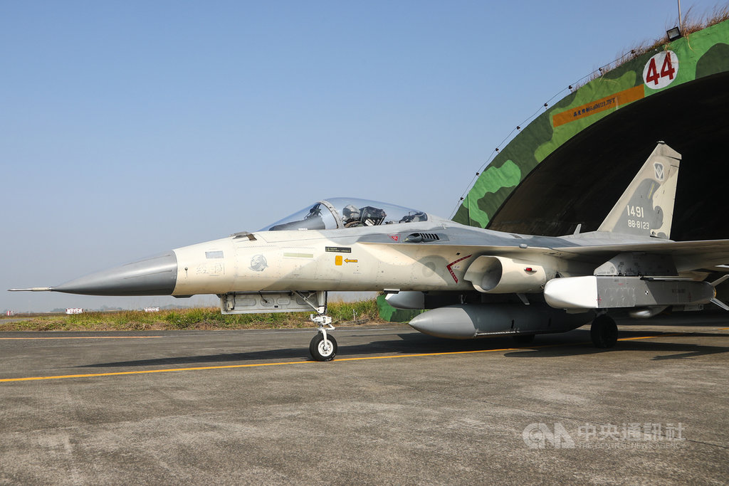 國軍春節期間加強戰備,空軍第一戰術戰鬥機聯隊26日在台南空軍基地實施戰備演練,IDF戰機裝掛萬劍彈出勤。中央社記者王騰毅攝 110年1月26日