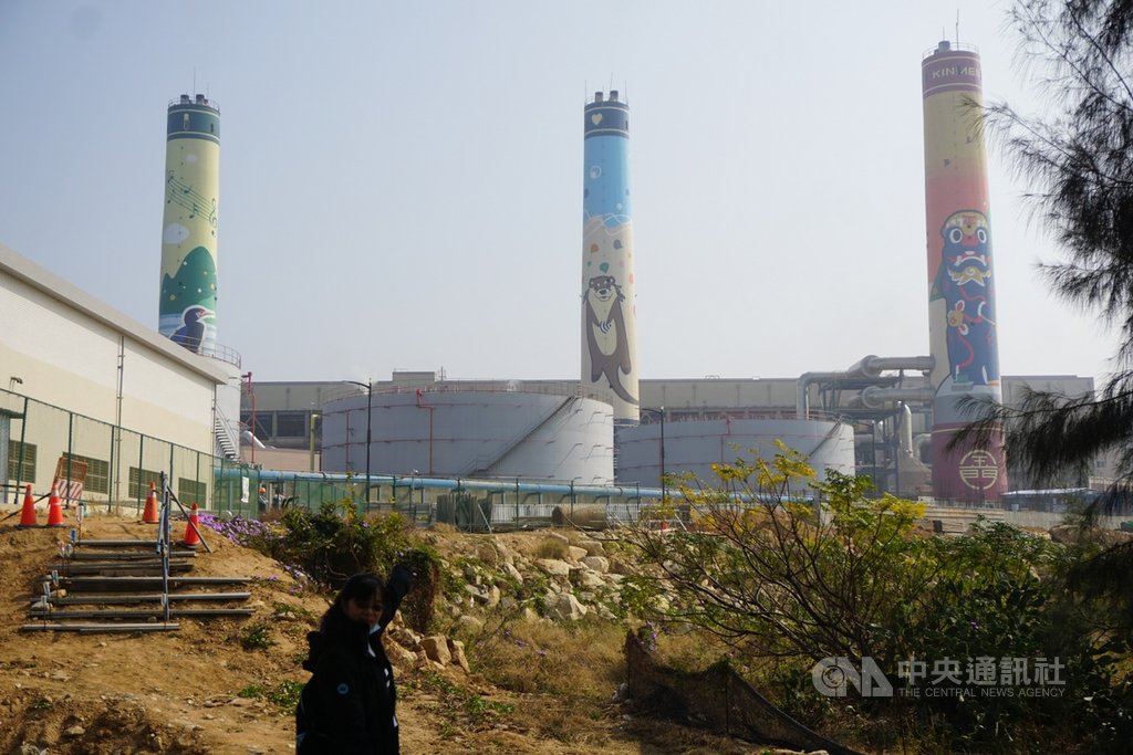 台電金門塔山發電廠3座彩繪煙囪已成金門新地標,電廠特別舉辦九宮格踩點趣,民眾只要在包括煙囪在內的幾個景點完成任務,就可獲得煙囪彩繪杯。中央社記者黃慧敏攝 110年1月26日