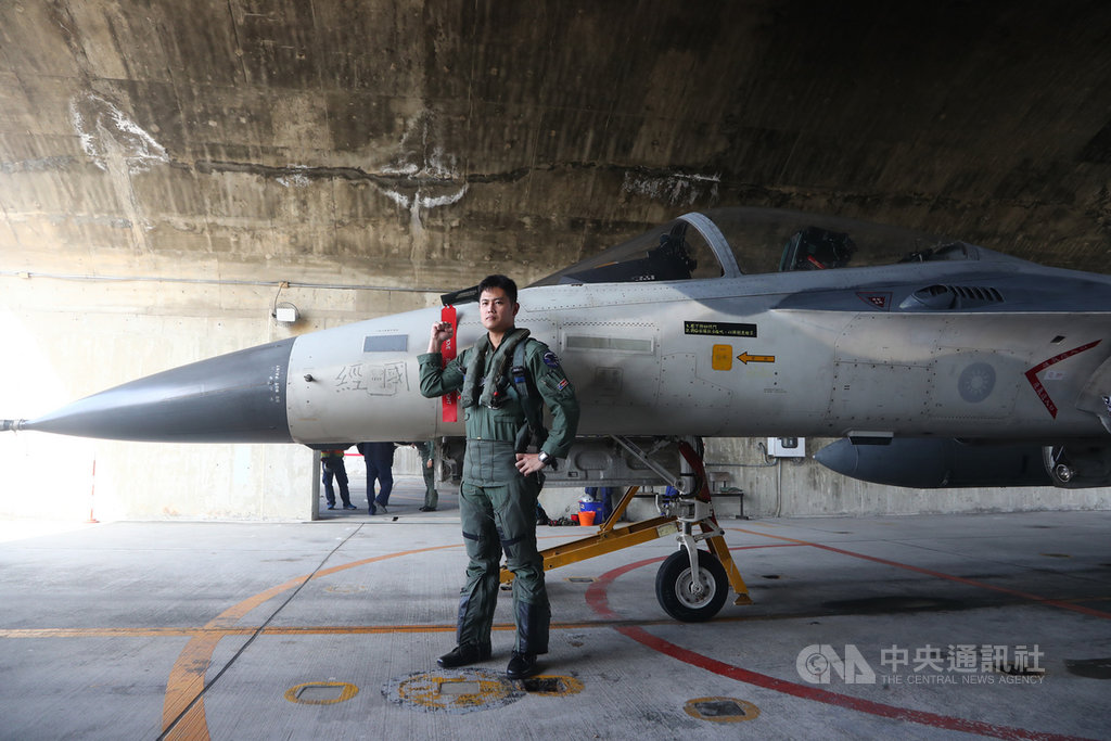 國軍春節期間加強戰備,空軍第一戰術戰鬥機聯隊26日在台南空軍基地進行戰備演練,展現捍衛領空能力,執行戰機緊急編隊起降的少校王志展完成任務後,在機坪與IDF經國號戰機合影。中央社記者王騰毅攝 110年1月26日