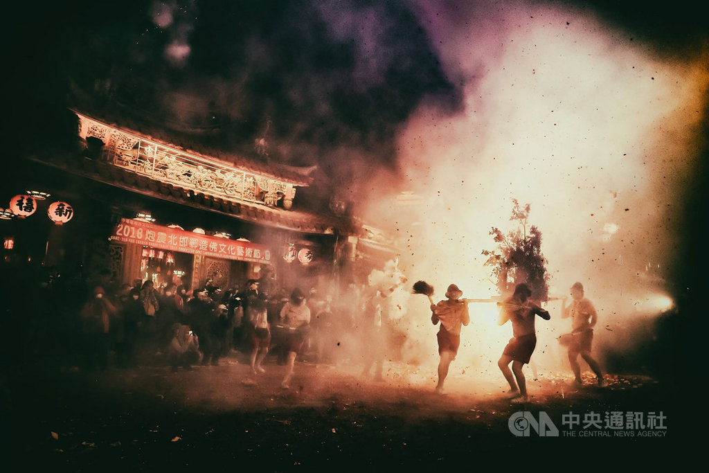 國內武漢肺炎疫情升溫,苗栗縣竹南鎮中港慈裕宮26日表示,今年元宵節傳統民俗「炸邯鄲」活動暫緩,將視疫情狀況,延後辦理或取消。(陳金龍提供)中央社記者管瑞平傳真 110年1月26日