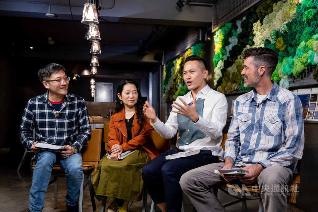 文策院舉辦線上版權推介會,向歐美亞地區的版權買家推介台灣作品。圖為光磊國際版權公司創辦人譚光磊(左起)、愛米粒出版社總編輯莊靜君、作家陳思宏、譯者Joshua Dyer版權推介會對談狀況。(文策院提供)中央社 110年1月26日