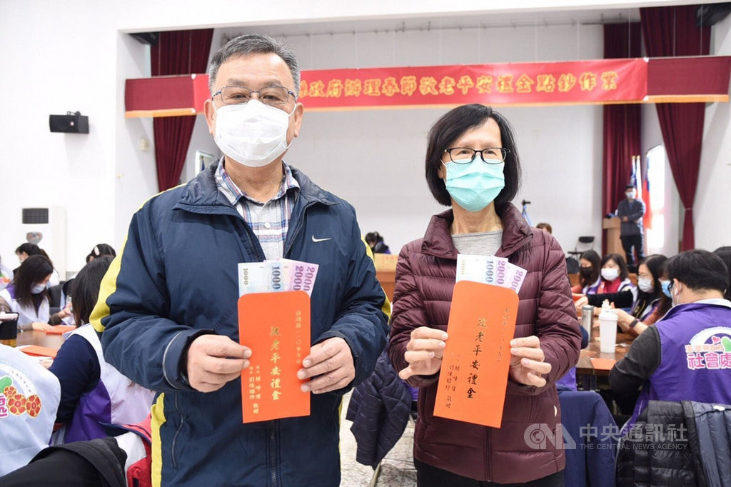 澎湖縣政府26日起發放縣內65歲以上長者春節敬老平安禮金,每人新台幣5000元,縣府動員大批工作人員清點紅包袋與現鈔。左為澎湖縣長賴峰偉。(澎湖縣政府提供)中央社 110年1月26日