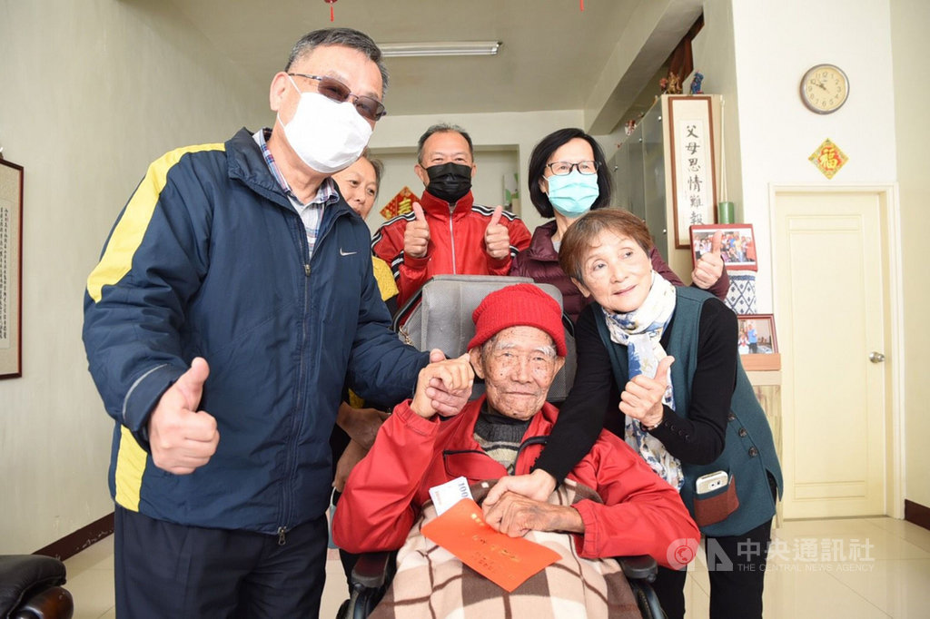 澎湖縣政府26日起發放縣內65歲以上長者每人新台幣5000元春節敬老平安禮金,百歲人瑞由縣長賴峰偉(左)親自到長者家中致贈。(澎湖縣政府提供)中央社 110年1月26日