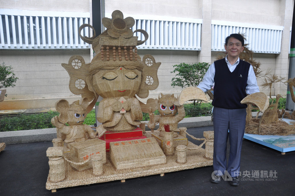 法務部矯正署宜蘭監獄日前邀請所內收容人以當地農村稻草為材,打造19座藝術作品,經評審後獲首獎的作品「媽祖佑台灣」,運用不同稻草手工編織方式,結合民間信仰元素,以Q版方式呈現媽祖、千里眼與順風耳,並搭配籤筒與擲筊工具,讓民眾在欣賞時增添互動與趣味性。(讀者提供)中央社記者沈如峰宜蘭縣傳真 110年1月26日