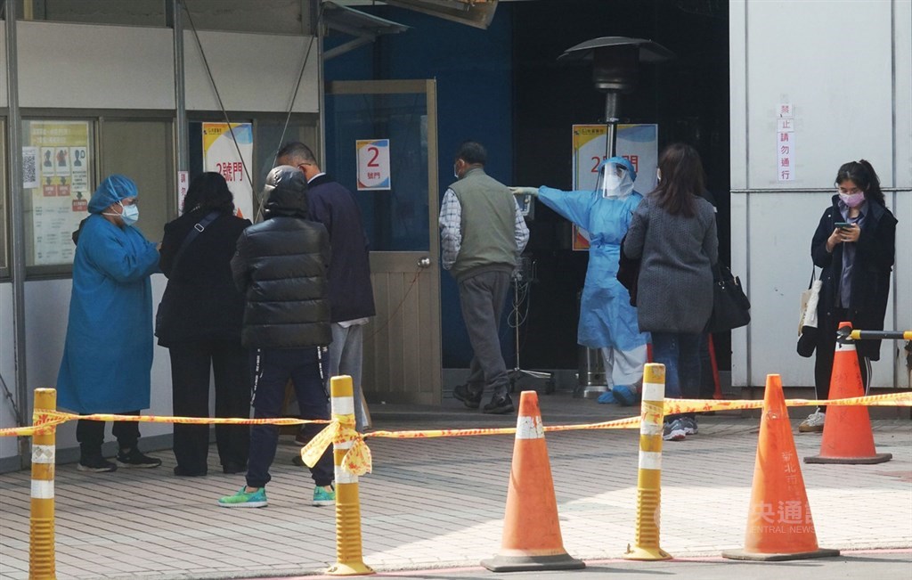衛生福利部桃園醫院武漢肺炎群聚案,擴大回溯接觸者截至25日下午5時有2991人需隔離。圖為26日桃園醫院戶外採檢區,陸續仍有民眾排隊等候採檢。中央社記者施宗暉攝 110年1月26日