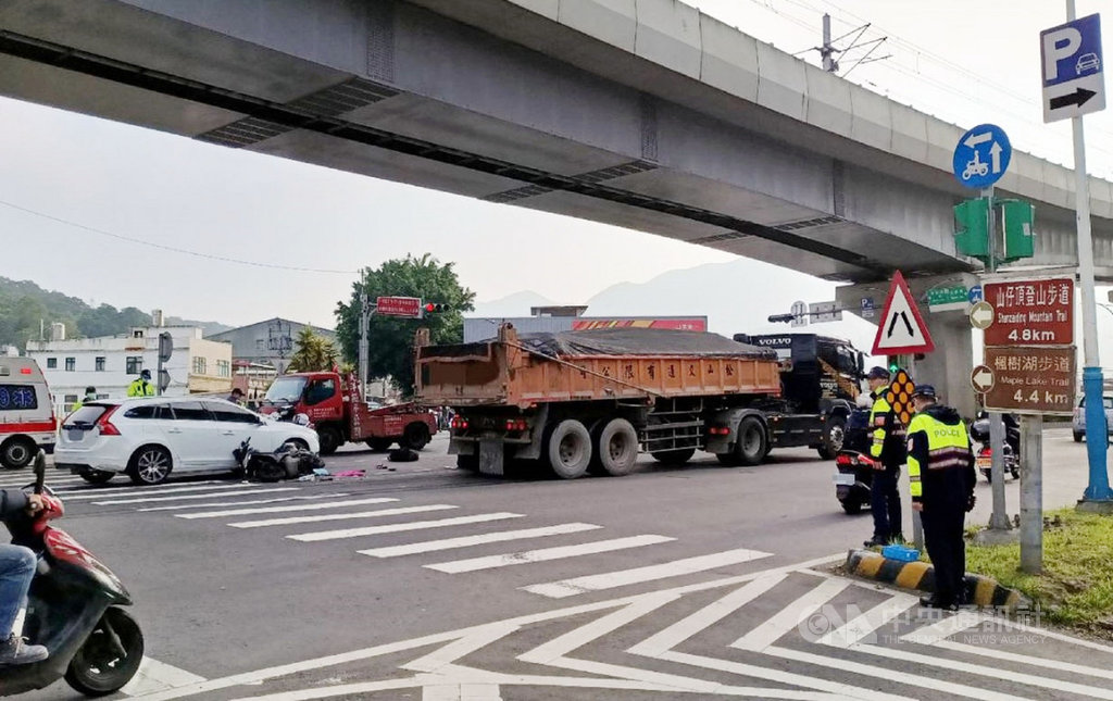 21歲賴姓女子26日上午騎機車從淡水要到台北上班,途中疑與自小客車發生碰撞後倒地,再遭後方砂石車輾過身亡。警方到場釐清確實肇事原因。(翻攝照片)中央社記者王鴻國傳真 110年1月26日