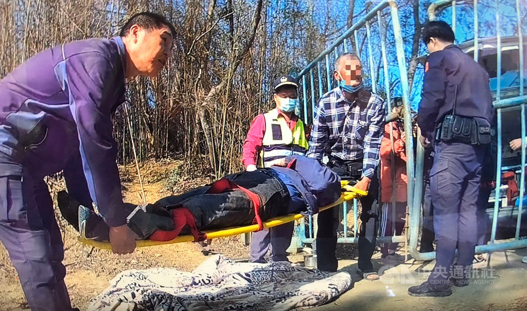 苗栗頭劉姓老翁25日負氣離家後整日未歸,警方獲報協尋,26日在三灣鄉發現老翁疑似失溫倒臥一處廢棄舊宅內,緊急從鐵柵欄旁縫隙鑽入,並與家屬合力把老翁扛出送醫,所幸並無大礙。(警方提供)中央社記者管瑞平傳真 110年1月26日