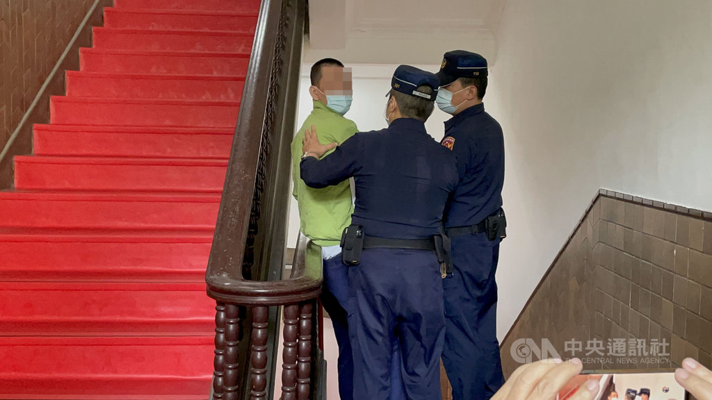 胡姓男子(左)涉與父親口角後,猛刺父親23刀致死棄屍,一審判無期徒刑,經上訴,二審26日依人權兩公約精神,不得對精神病患判處極刑,認定原審判決無誤,仍判無期徒刑。中央社記者劉世怡攝 110年1月26日