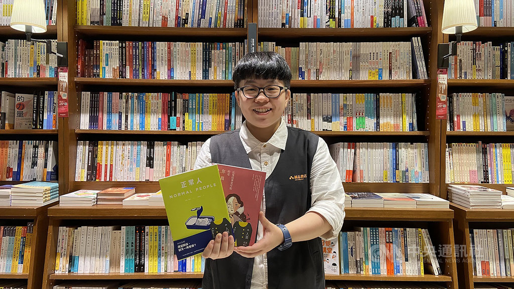 「誠品閱讀職人大賞」26日公布得獎名單,其中「書店職人最想賣」獎項,由在世界引起熱潮的愛爾蘭作家莎莉.魯尼(Sally Rooney)作品「正常人」獲得。(誠品書店提供)中央社 110年1月26日