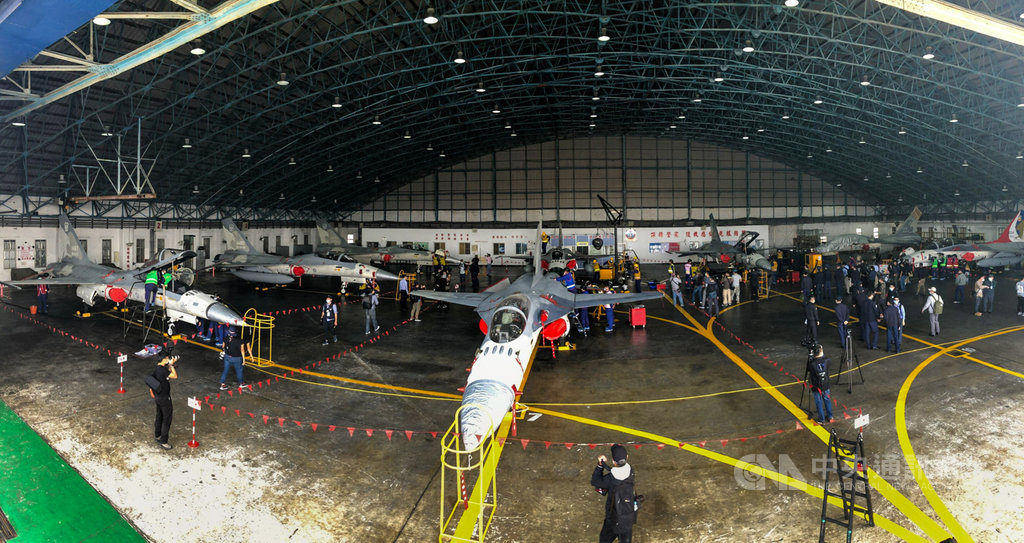 國軍春節期間加強戰備,空軍第一戰術戰鬥機聯隊26日在台南空軍基地進行戰備演練,後勤單位在停機坪進行IDF經國號戰機維修保養工作。中央社記者王騰毅攝 110年1月26日
