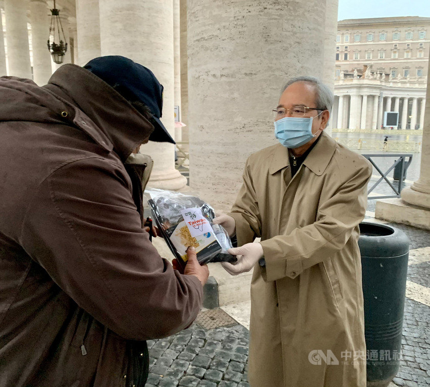 為響應教宗呼籲,駐教廷大使李世明(右)25日前往探視梵蒂岡廣場周遭遊民,代表台灣贈送保暖防疫物資。(駐教廷大使館提供)中央社記者黃雅詩羅馬傳真 110年1月26日