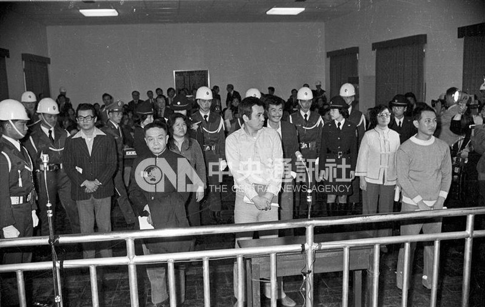 1980年3月18日美麗島軍法大審,七名被告左起張俊宏、黃信介、陳菊、姚嘉文、施明德、呂秀蓮、林弘宣到庭。呂秀蓮說審判中幸好哥哥起身發言,在審判終了前,哥哥在法庭上說出擲地有聲的話。(中央社檔案照片)