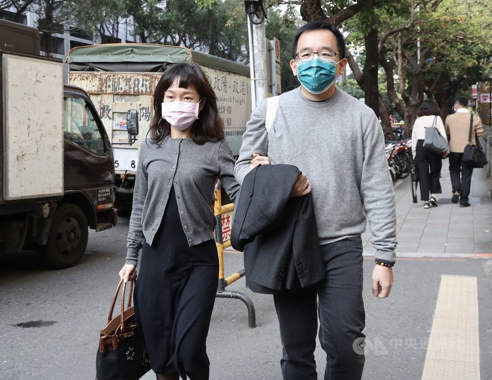 前總統陳水扁等被控國務機要費案,台灣高等法院更二審26日開庭,陳水扁的兒子陳致中(前右)、兒媳黃睿靚(前左)出庭。中央社記者張皓安攝 110年1月26日