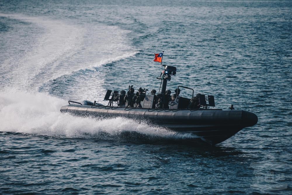 海軍陸戰隊27日進行反特攻演練,由國內廠商研製的M109突擊艇首次亮相,未來擬搭載軍規熱顯像儀提升戰力。(軍聞社)