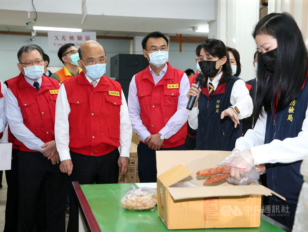 為防堵非洲豬瘟,行政院長蘇貞昌(前左2)、財政部長蘇建榮(前左1)與農委會主委、非洲豬瘟中央災害應變中心指揮官陳吉仲(前左3)27日上午到台北郵件處理中心,視察春節國際郵包檢疫流程。中央社記者郭日曉攝 110年1月27日