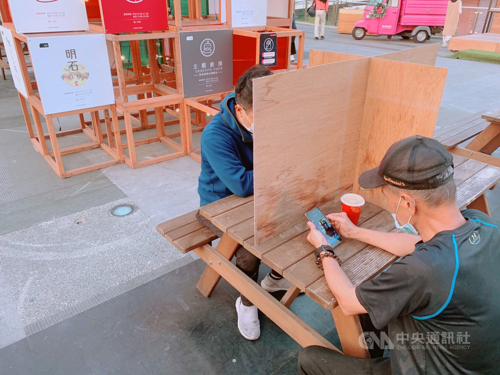 因應春節旺季將至,台中草悟廣場富地市集防疫升級,減少內用座位區並加裝隔板,降低感染風險。(台中市觀旅局提供)中央社記者趙麗妍傳真 110年1月27日