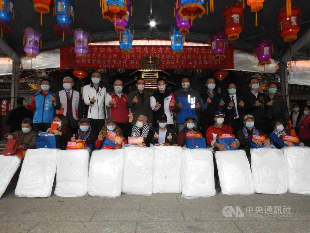 前總統馬英九(後排左5)、國民黨主席江啟臣(後排左6)等人27日至新北市先嗇宮出席年終送愛活動,關懷獨居老人等弱勢族群。中央社記者王鴻國攝 110年1月27日