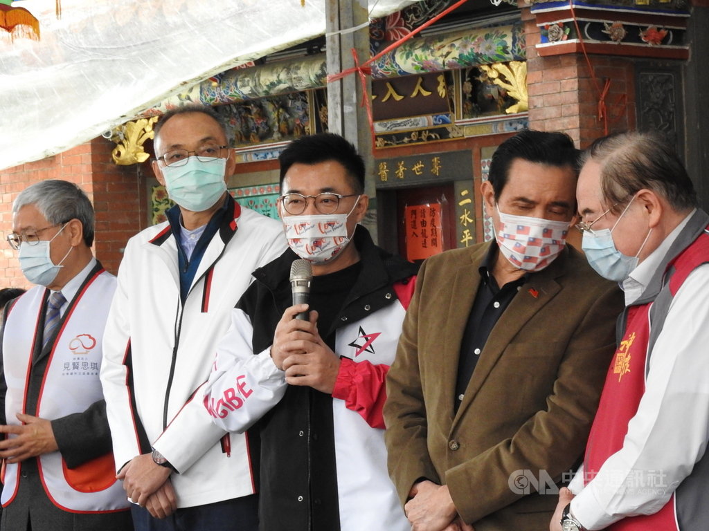 國民黨主席江啟臣(中)27日表示,食安及反萊豬公投案連署都已突破30萬份門檻,正朝50萬份邁進,呼籲大家一起來終結萊豬進口。中央社記者王鴻國攝 110年1月27日