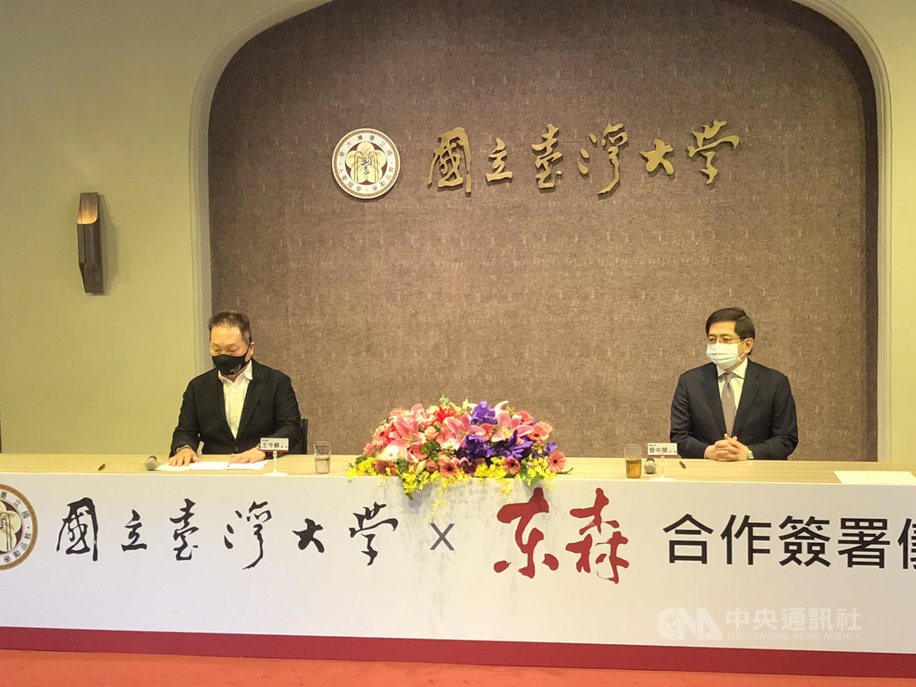 東森集團總裁王令麟(左)與台灣大學校長管中閔(右)27日簽訂產學合作意向書,預計捐贈生技大樓,並合作產學研發中心。中央社記者陳至中攝 110年1月27日