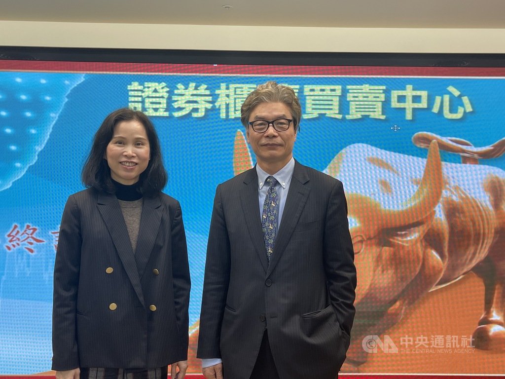 櫃買中心董事長陳永誠(右)表示,市場影響因素太多,企業今年還是面臨很大挑戰,期望疫苗發展能降低疫情對經濟的衝擊,資本市場將持續扮演活絡角色,做為企業最大後盾。左為櫃買中心總經理李愛玲。中央社記者韓婷婷攝 110年1月27日