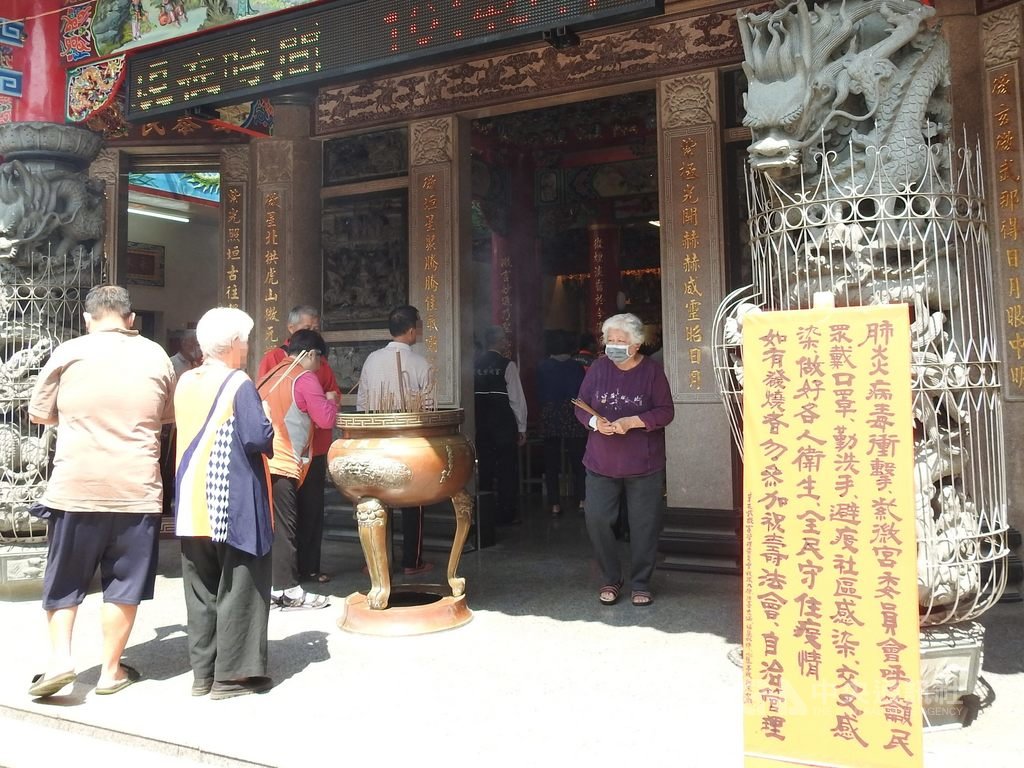 南投縣政府27日表示,原則建議縣內宮廟春節停辦大型活動,若仍需辦理,應縮小規模,並落實戴口罩、酒精消毒、實聯制等防疫措施。(南投縣政府提供)中央社記者蕭博陽南投縣傳真 110年1月27日