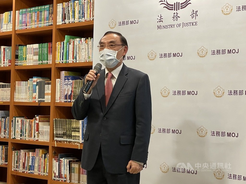 法務部長蔡清祥(圖)27日表示,矯正署加速審核假釋,使收容人受惠外,也要鼓勵他們更生,儘速回歸社會;期許各監所符合假釋要件的收容人,最慢在2月9日都能出監返家團聚、擁抱親情。中央社記者劉世怡攝 110年1月27日