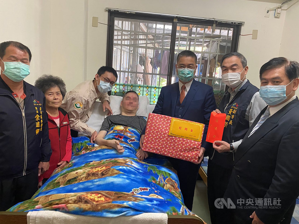 農曆春節將至,內政部長徐國勇(右3)27日與役政署長龔昶仁(右1)前往台中市探視服義務役期間受傷的沈姓退伍弟兄,並致贈春節慰問金,表達關懷之意。(內政部提供)中央社記者陳俊華傳真 110年1月27日